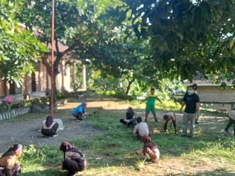 Membersihkan lingkungan Sekolah