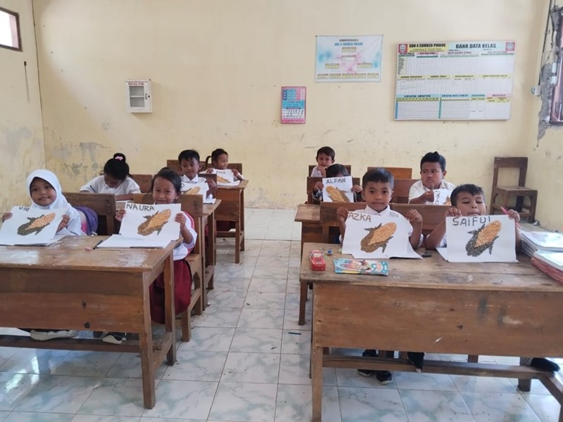 Kegiatan Kreatif Siswa SD dengan Kolase Jagung